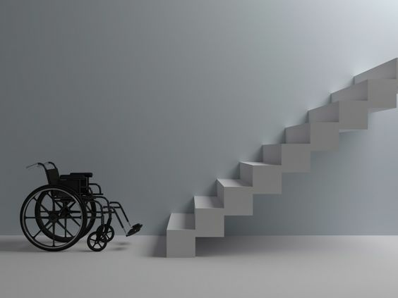 老人、身障者淪為「居住弱勢」！比較輔具「爬梯機V.S升降椅」這樣選！