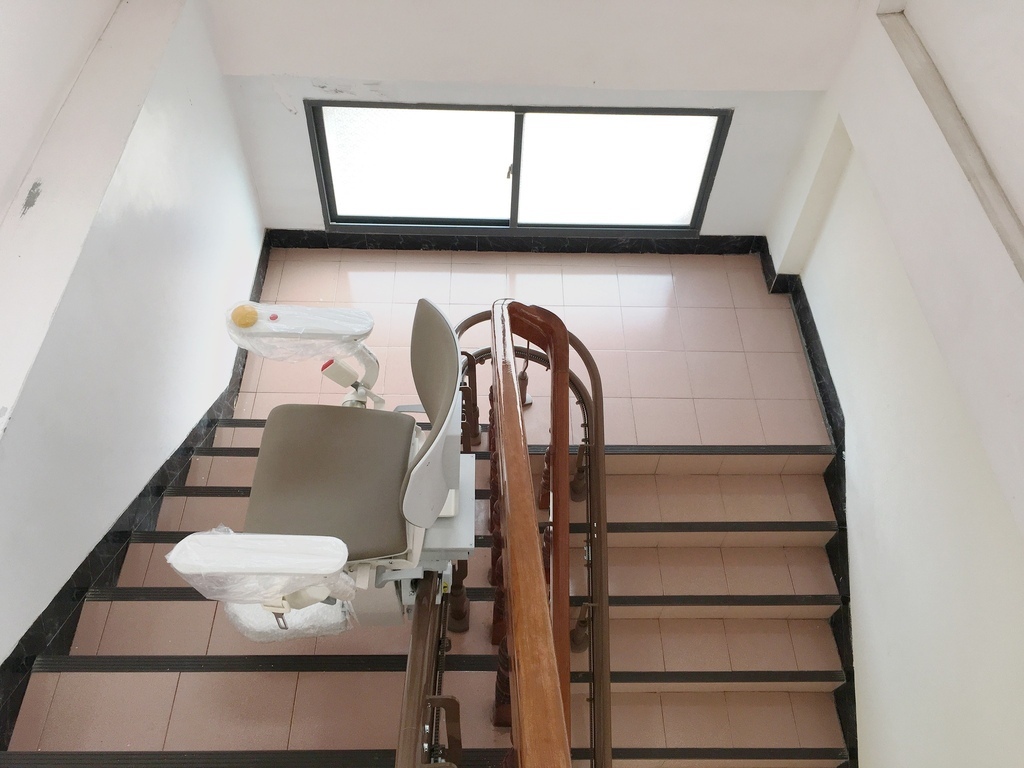 在家中樓梯間安裝泓電樓梯升降椅