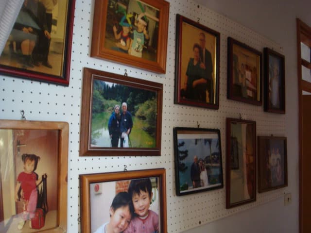 牆壁上掛滿了家族照片