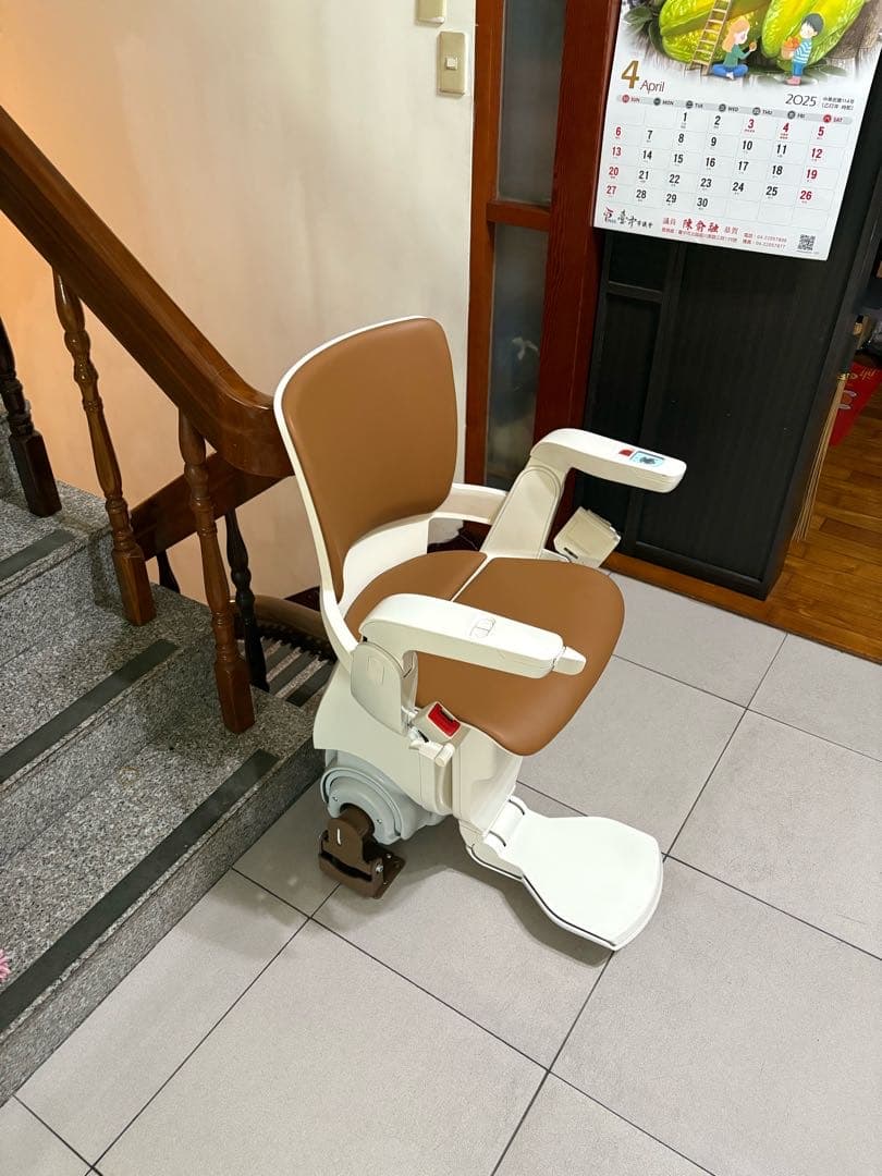 咖啡色的樓梯升降椅停在樓梯間轉角.jpg