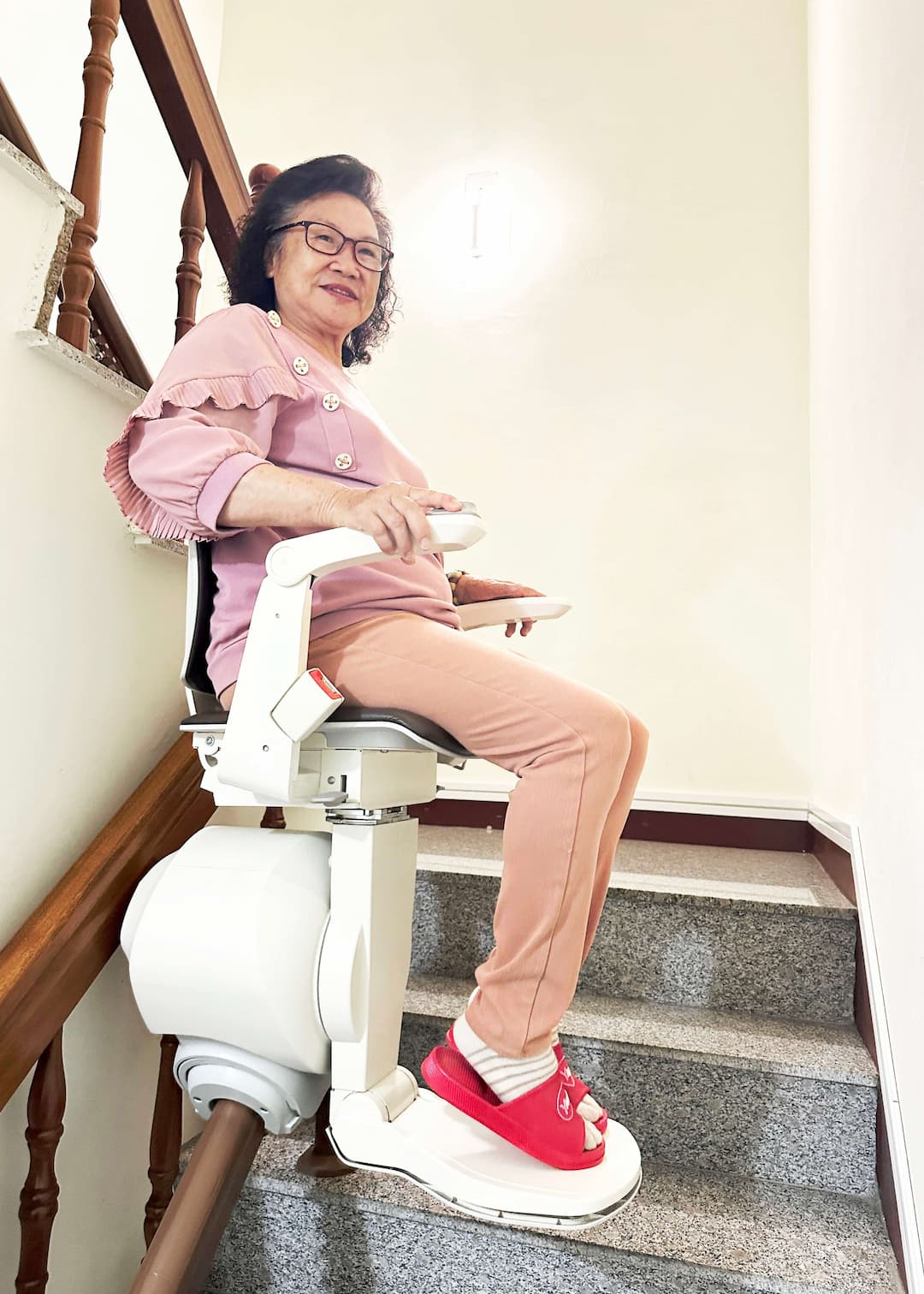 林奶奶使用樓梯升降椅上下樓