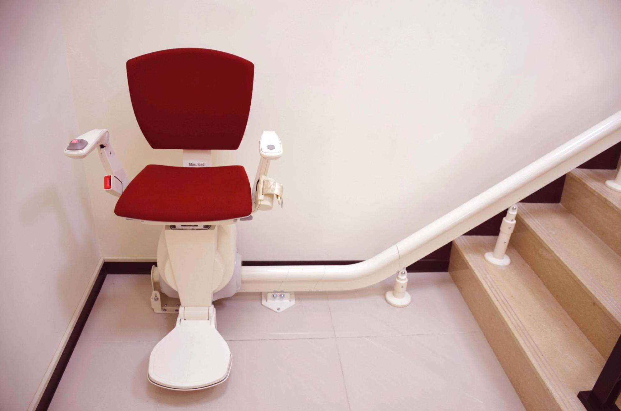 退化性關節炎舒緩的最佳選擇：泓電樓梯升降椅！