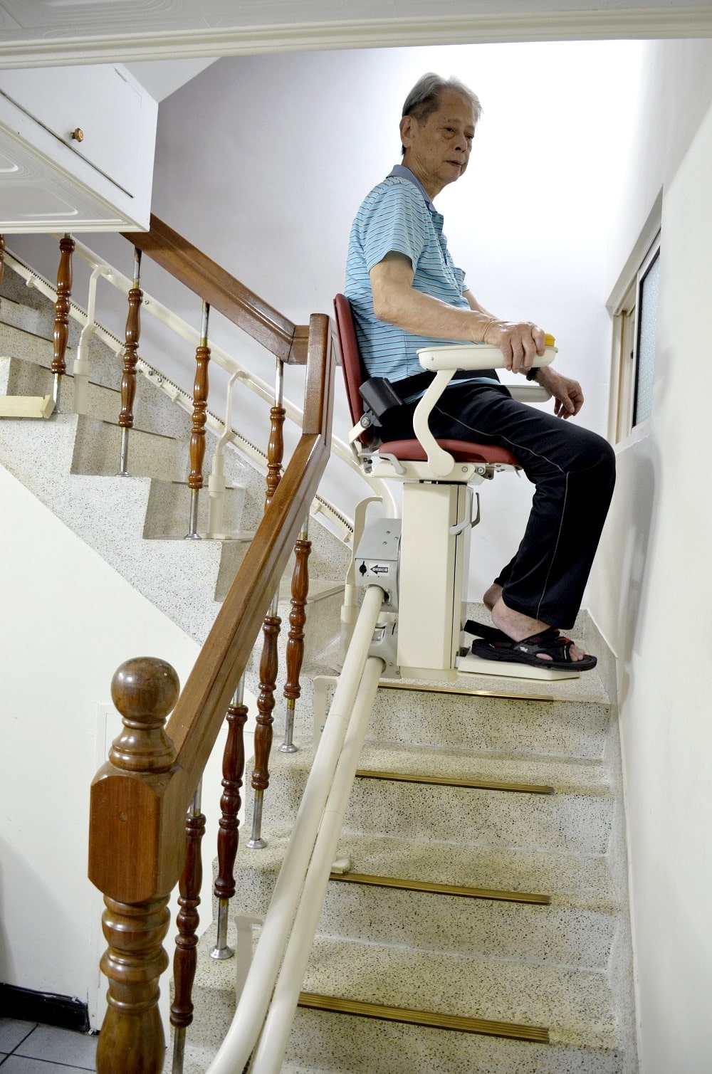 泓電樓梯升降椅，軌道可乘載至130公斤
