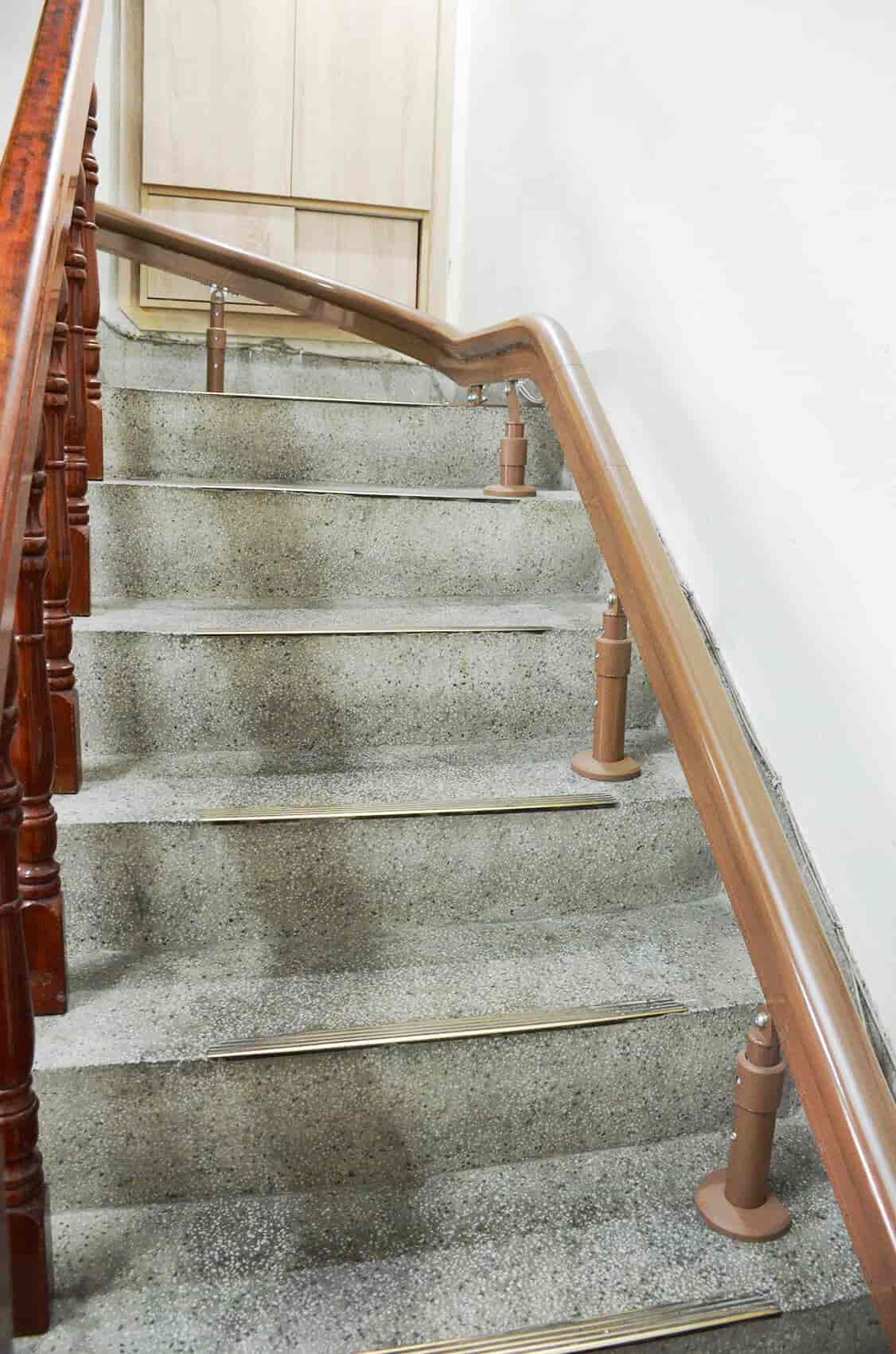 泓電樓梯升降椅單軌道安裝在樓梯間不會破壞裝潢