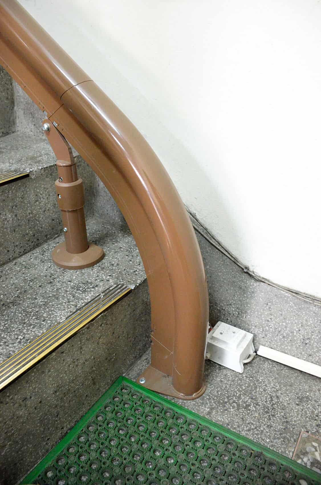 泓電樓梯升降椅在樓梯口的獨特下落式軌道設計