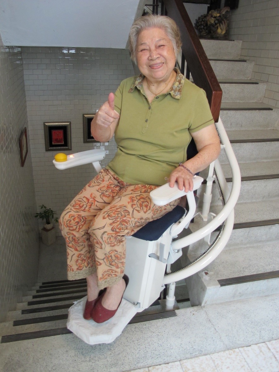 陳媽媽乘坐公寓樓梯升降椅