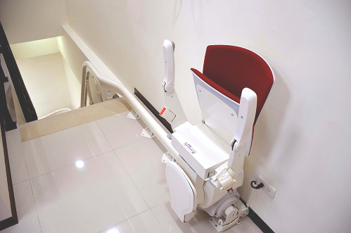 升降椅不使用時，可以輕鬆收折座椅