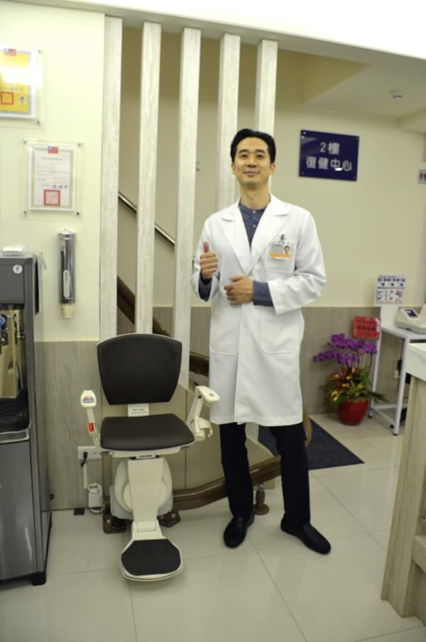 戚院長與泓電樓梯升降椅