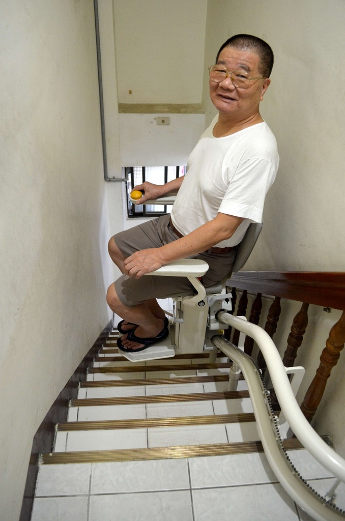 泓電樓梯升降椅，坐著上下樓梯真輕鬆
