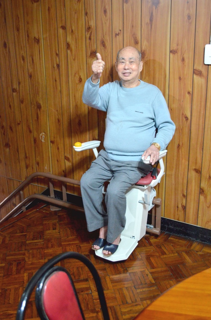 曾伯伯推薦泓電樓梯升降椅