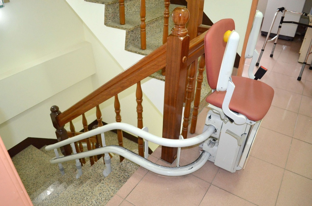 轉彎型泓電樓梯升降椅