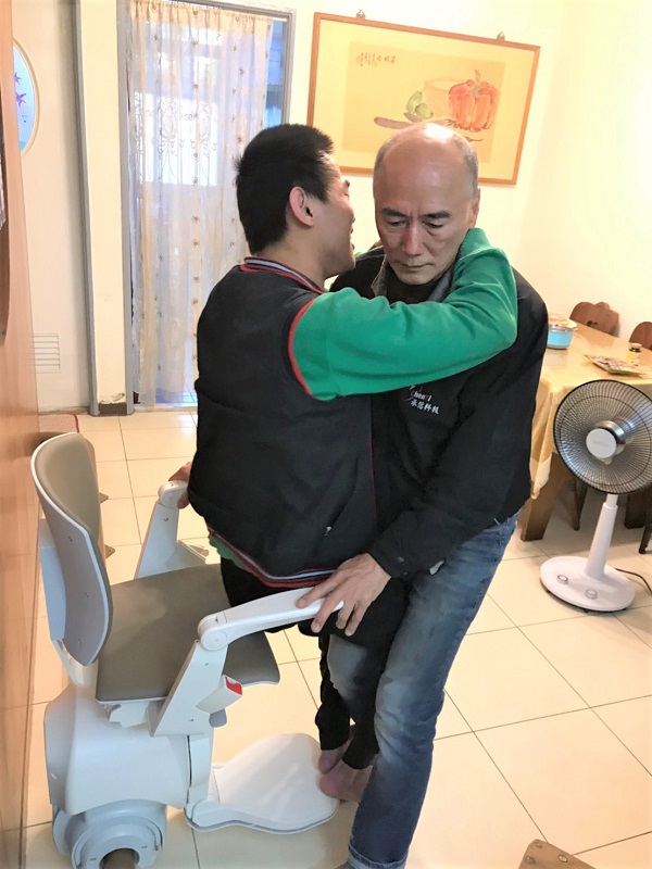 台中樓梯升降椅安裝案例 - 台中霧峰白伯伯