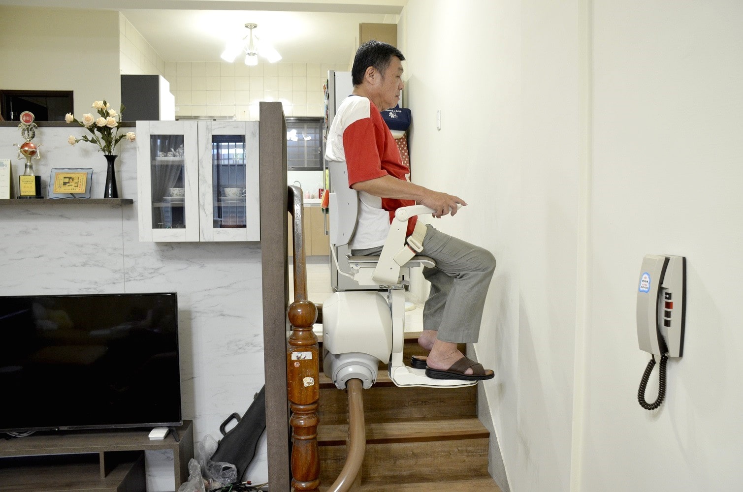 泓電樓梯升降椅，讓台中陳大哥爬梯更輕鬆