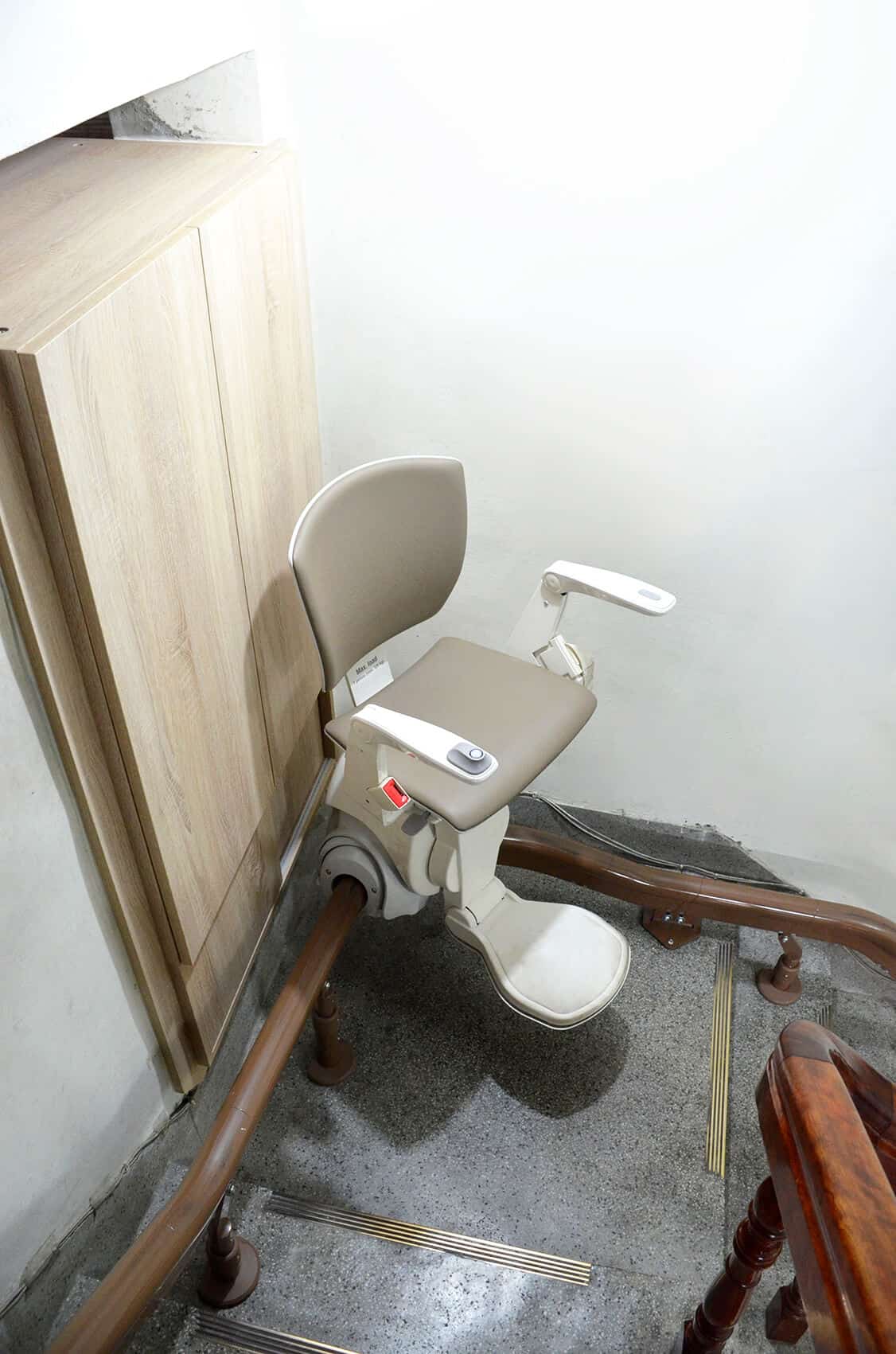 泓電樓梯升降椅停在樓梯間，打造無障礙空間