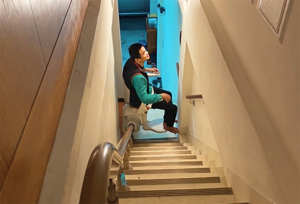 升降椅操做簡單又容易，上下樓膝關節不再卡卡