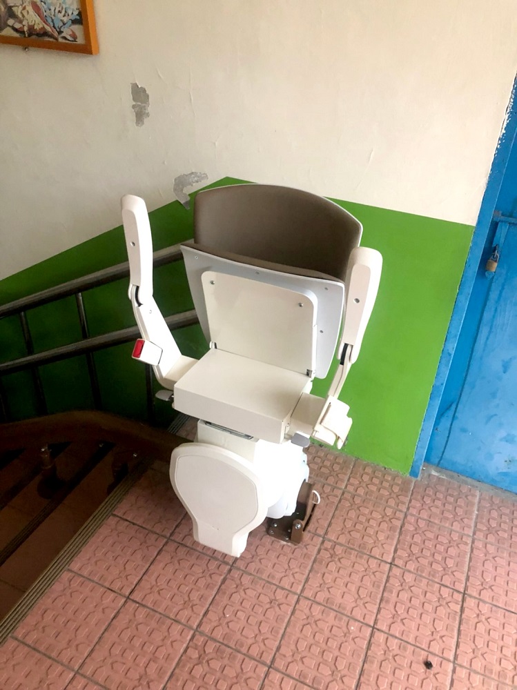 照門國中樓梯升降椅，定點自動旋轉90度