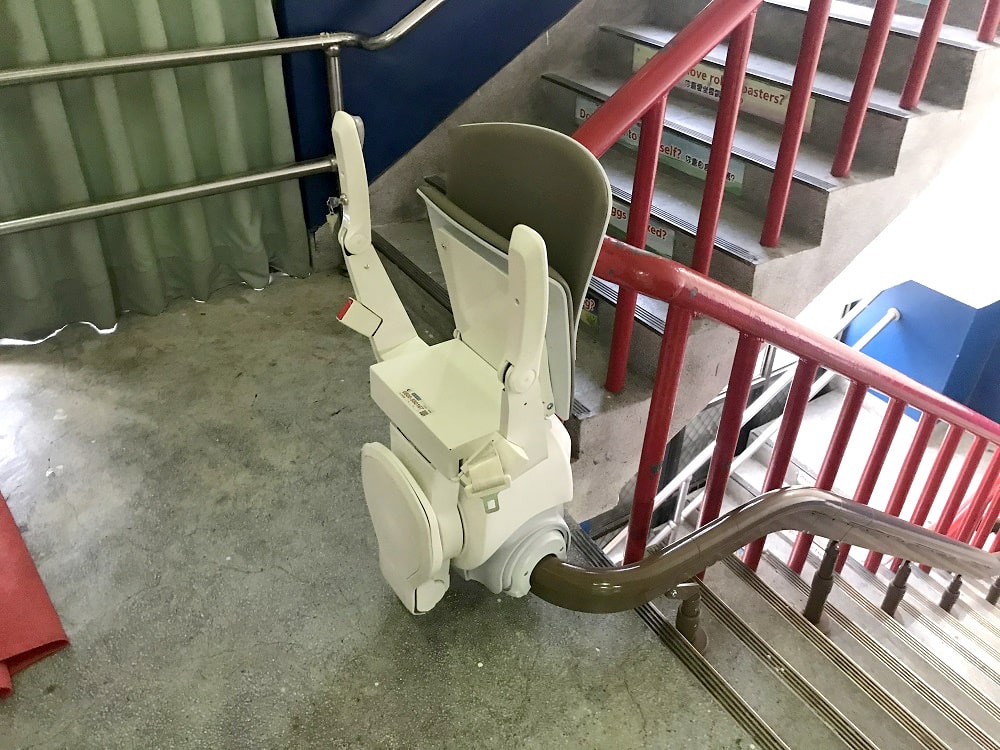 竹東國民小學樓梯升降椅，定點自動旋轉90度