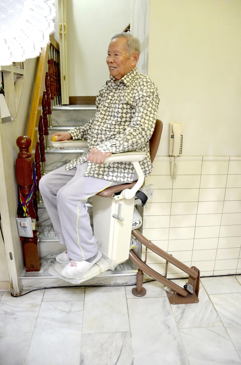 泓電樓梯升降椅，讓高雄李伯伯爬梯更輕鬆