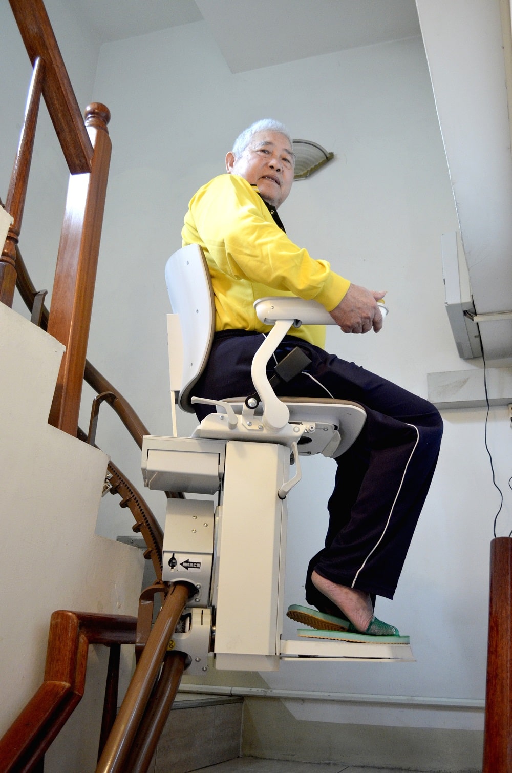 泓電樓梯升降椅，上下樓梯更便利