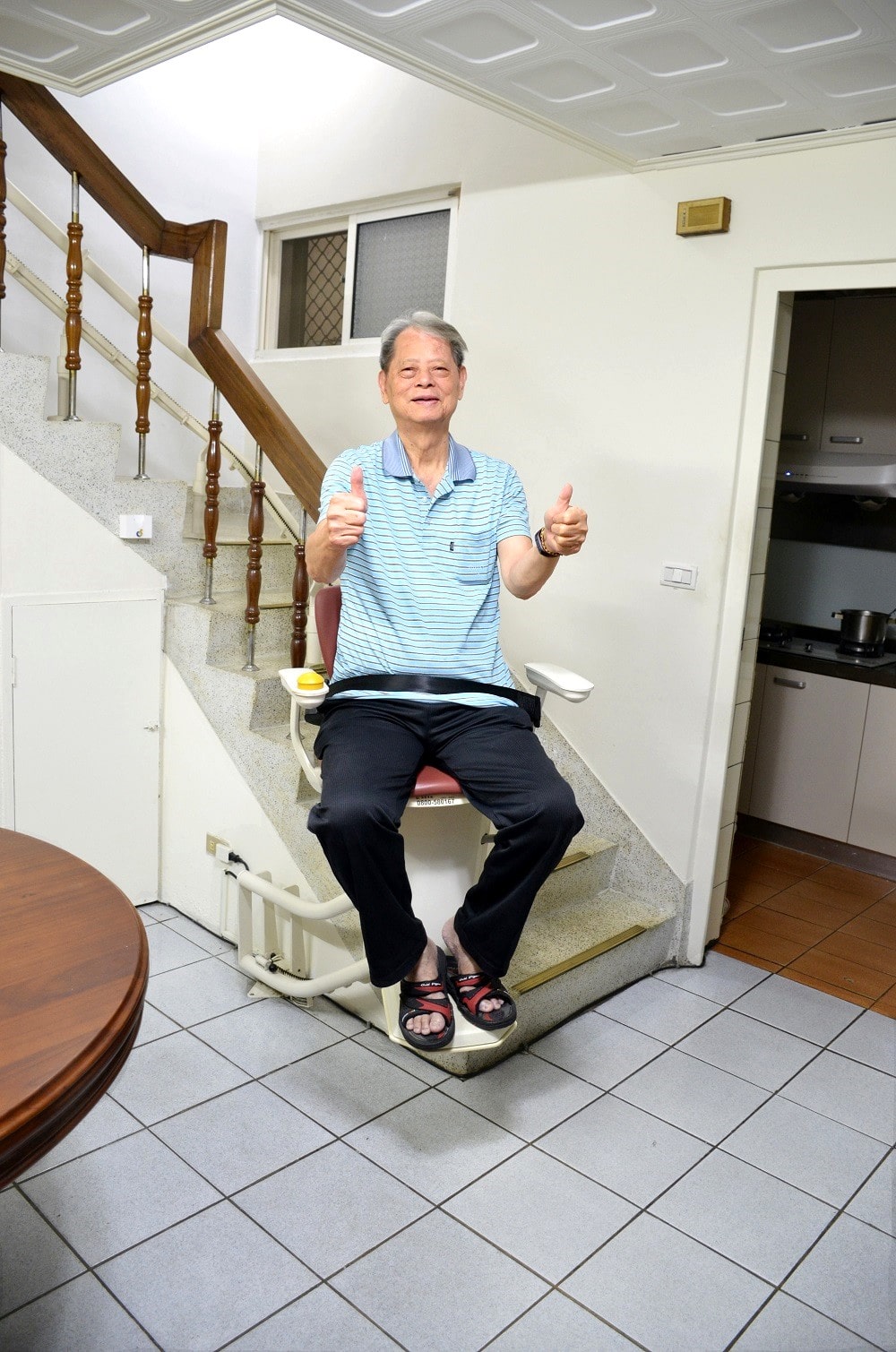 台中樓梯升降椅安裝案例 - 台中霧峰白伯伯