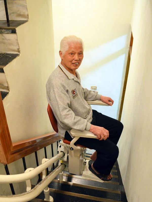 電梯太佔空間？改裝樓梯升降椅解決父親上下樓難題