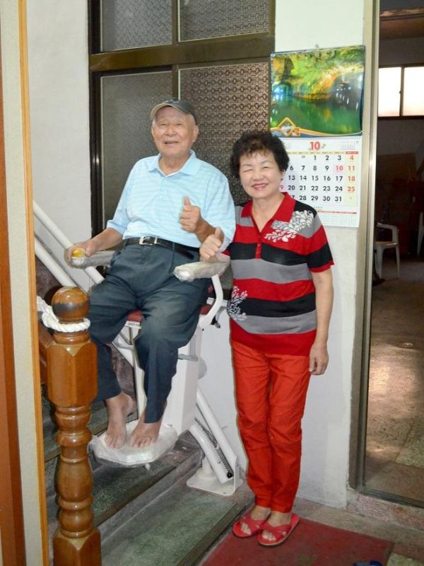 80歲夫妻用樓梯升降椅解決上下五樓難題