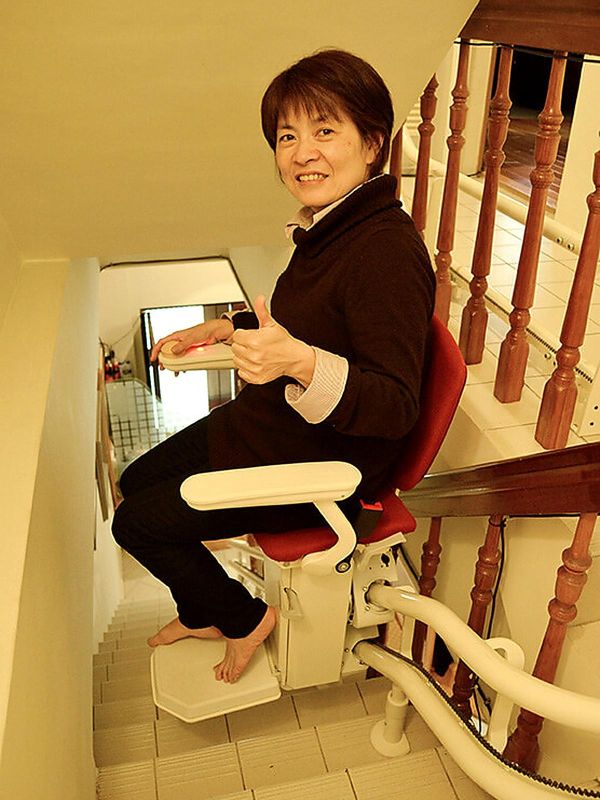 泓電樓梯升降椅 非坐不可的幸福