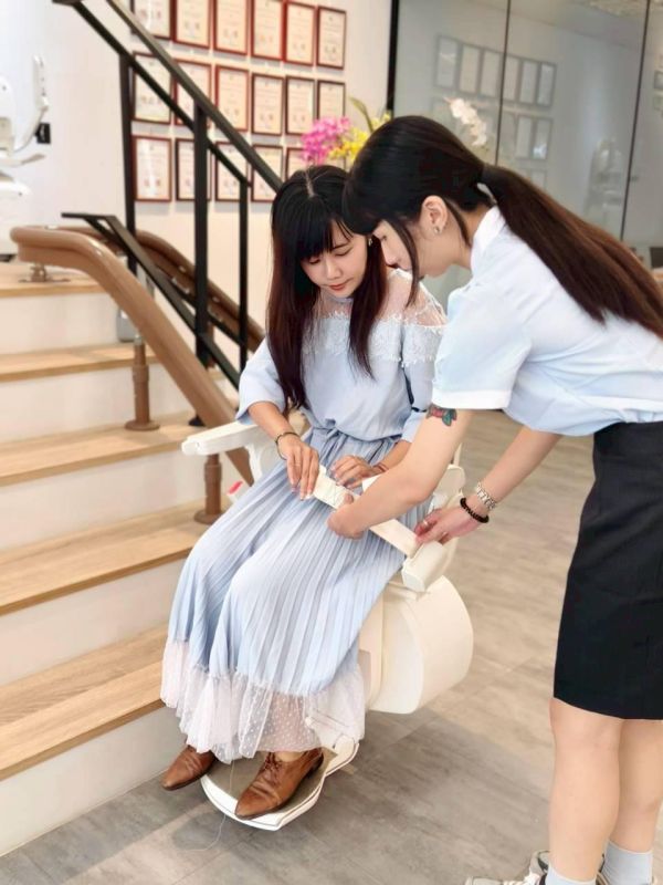 跟著黑羊遛小孩