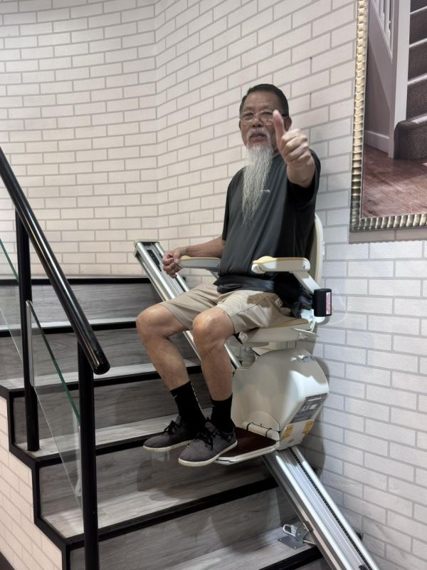爺爺體驗升降椅也說讚